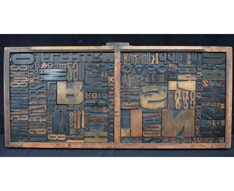 A VINTAGE TYPE SET TRAY, FILLED WITH VARIOUS TYPE of different sizes and styles (not fixed), with a (loose) perspex cover to 