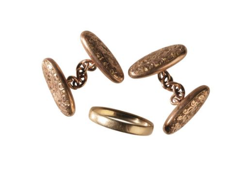 PAIR OF 9CT ROSE GOLD GENTLEMAN'S CUFFLINKS of oval form with chain connections and a 9ct yellow gold wedding band. Ring size