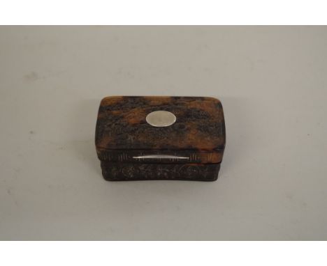 A Chinese pressed tortoiseshell snuff box,Â&nbsp;Qing, the hinged top decorated with figures, 6cm wide. 