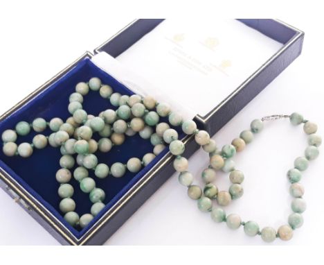 A single strand of 102 jade beads with hallmarked 9 carat white gold clasp, length 112cm, bead diameter 9mm each, gross weigh