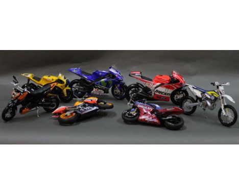 A group of seven scale motorcycle models, by Maisto and other makes 