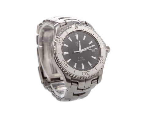 TAG HEUER GENTLEMAN'S TAG HEUER LINK STAINLESS STEEL QUARTZ WRIST WATCH the round black dial with wedge hour markers, outer s