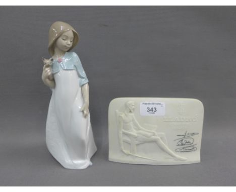 Spanish Nao porcelain figure of a girl and a Lladro Collector's Society plaque (2) 