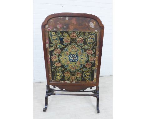Georgian mahogany fire screen with a later tapestry insert, (a/f) 126 x 74cm 