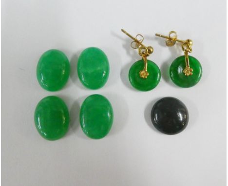 Pair of jade earrings and five jade plaques (a lot) 