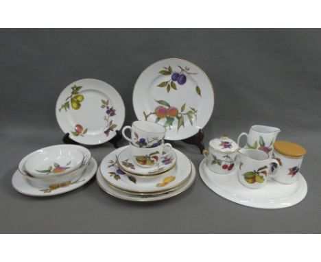 Quantity of Royal Worcester Evesham oven to table wares (170