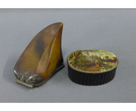 Horn snuff box and a papier mache snuff box with a painted lid (2) 