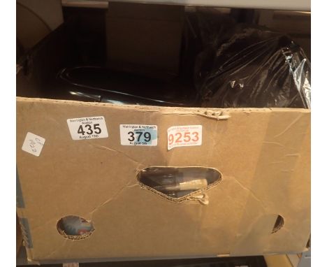 Assorted household items, purses, table lamp, paint brushes, clock etc. This lot is not available for in-house P&amp;P
Condit