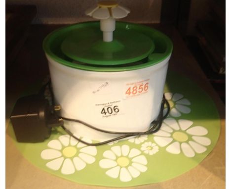 Electric water purifier/drinking fountain for cats/dogs, with spare filter, matching mat, in working order. This lot is not a