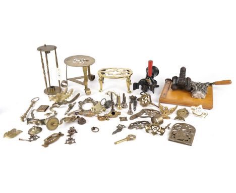 A selection of antique brass and other metal collectibles, including: a Sponge &amp; Co Ltd antique coffee mill or grinder; a
