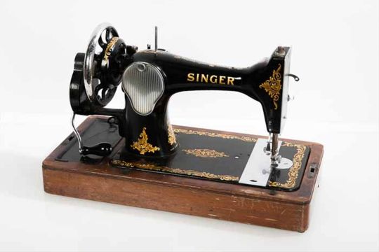 EARLY 40TH CENTURY SINGER SEWING MACHINE With Handcrank Handle Impressive Early Singer Sewing Machine EARLY 40TH CENTURY SINGER SEWING MACHINE With Handcrank Handle Impressive Early Singer Sewing Machine