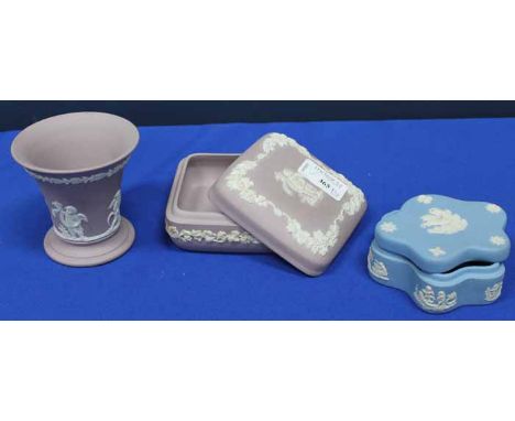 THREE JASPERWARE ITEMS
comprising a mauve trinket box, a mauve small vase and a light blue trinket box, vase 8.5cm high