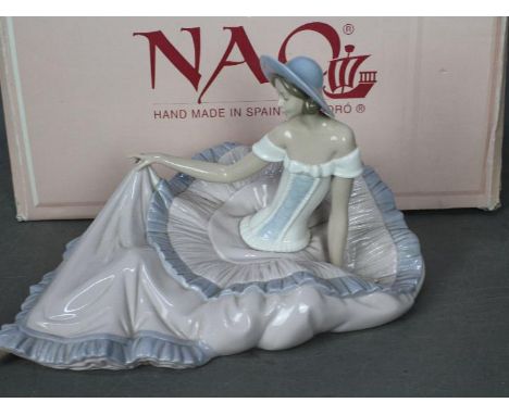 Nao - A large, boxed figurine entitled Grace, # 1265, depicting a reclining lady, approximately 20 cm (h)Condition Report: Ap