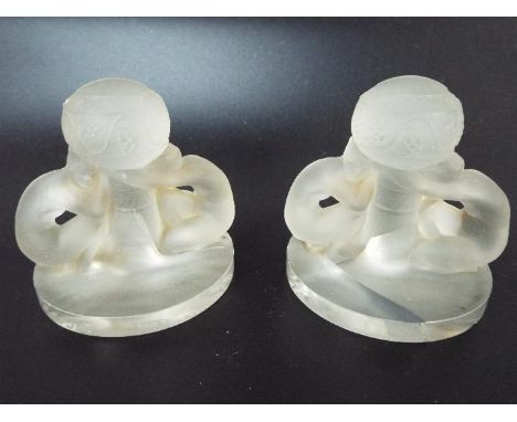 Lalique - A pair of Deux Figurines, porte menu / card holders, clear and frosted glass, etched R Lalique France No 3500 to th