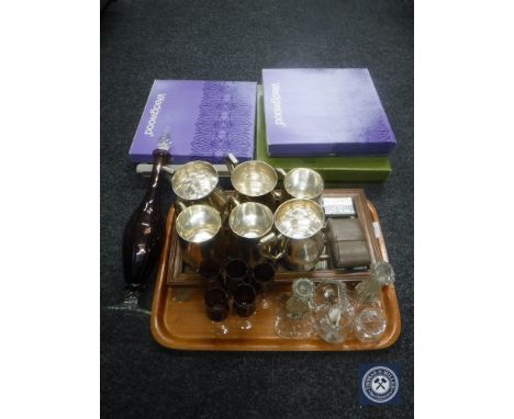 A tray of plated tankards, glass ware, thimble stands, thimbles, five boxed Wedgwood plates, lamp etc 