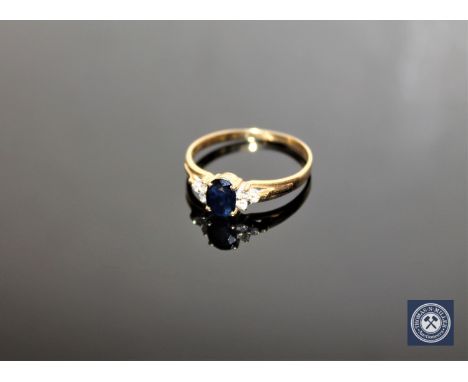 An 18ct gold sapphire set ring, size U