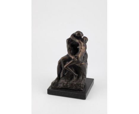 ''Der Kuß'' Nach Auguste Rodin, 20./21. Jahrhundert Sich küssendes Liebespaar. Patinierte Bronze auf Steinsockel. Bezeichnet 