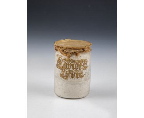 Kleines Albarello Deutschland, 17./18. Jh. Farbloses Glas mit hochgestochenem Boden und Abriss. Frontal in Reliefgold bez. ''