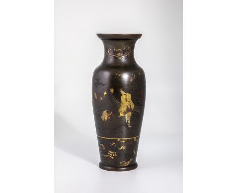 Vase Japan, Meiji Periode, um 1900 Balusterförmige Vase mit umlaufendem Pflanzen- und Figurendekor. Bronze patiniert und part