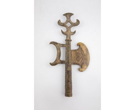 Zeremonial Axt im Liangzhu-Stil China, wohl 20. Jahrhundert. Bronze und Jadeaxtkopf mit archaischem Dekor. H. 28,5 cm.