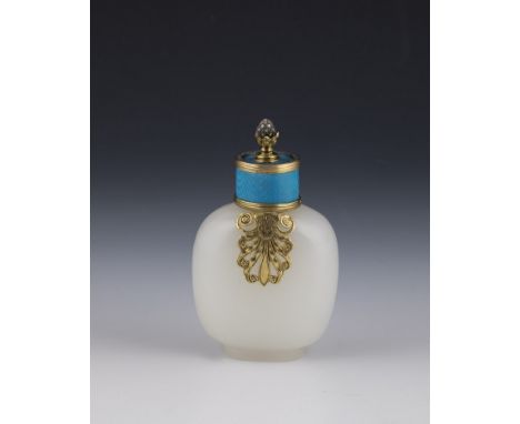 Opalflakon mit Guilloché-Email In der Art von Fabergé, 2. H. 20. Jh. Opal. Silber, teils vergoldet. Blaues Transluzid-Email ü