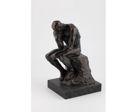 ''Der Denker'' Nach Auguste Rodin, 20./21. Jahrhundert. Männlicher Akt sitzend. Patinierte Bronze auf Steinsockel. Bezeichnet