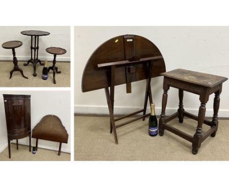 An Edwardian mahogany occasional table, the circular pie-crust top on a tripod base to cabriole legs and claw and ball feet, 