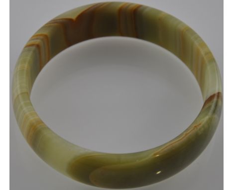 A circular onyx or tiger jade bangle