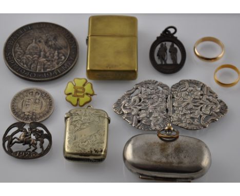 A box of assorted jewellery and collectables including 2 gold bands in 22 and 14 ct yellow gold (8.7 gr), a cast silver nurse