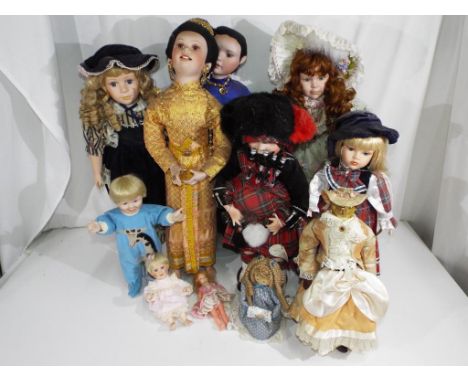 Dolls - A mixed lot of vintage dressed dolls