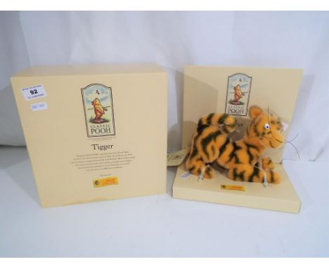 Steiff - Classic Pooh, Tigger issued in the year 2000, approximately 20 cm (h), 839 of 5000, mint in box with tags and origin