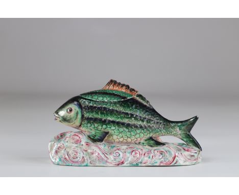 China terrine in the shape of a famille rose fishSizes: H=140mm L=260mmWeight (K): 0.970kg