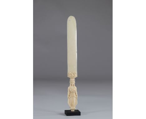 Opener finely carved letters of a character in antique Dieppe 19thSizes: H=275mm l=30mmWeight (K): 0.180kg