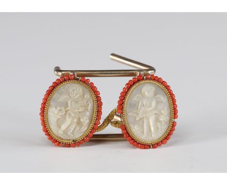 Rare Louis XV mother-of-pearl and coral buttons "engraved with cherubs".Sizes: H=30mm L=25mmWeight (K): 0.016kg