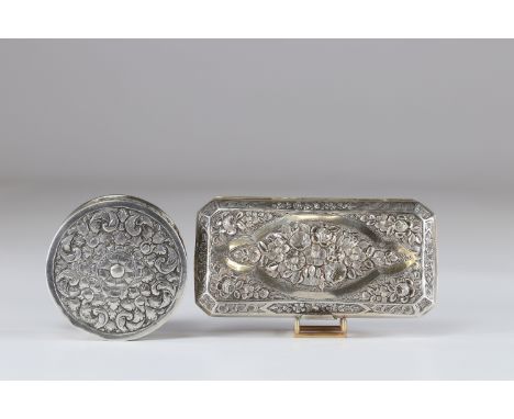boxes (2) in silver with floral decorationSizes: Boite rectangulaire H=30mm l=150mm l=80mm Boite ronde H=40mm D=85mmWeight (K