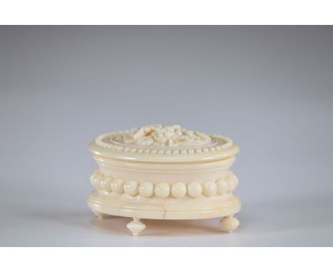 19th Dieppe carved fruit boxSizes: H=50mm L=70mm l=60mmWeight (K): 0.045kg