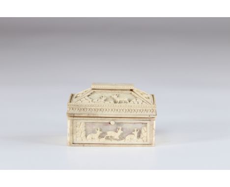 19th century mountain chamois carved boxSizes: H=70mm L=100mm l=60mmWeight (K): 0.141kg