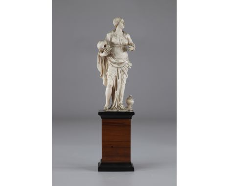 Carved vanity France 17thSizes: H=235mm L=55mmWeight (K): 0.325kg
