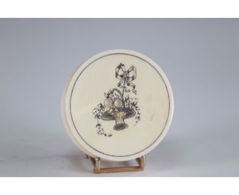 covered box with mother-of-pearl inlay 1900Sizes: D=70mmWeight (K): 0.038kg