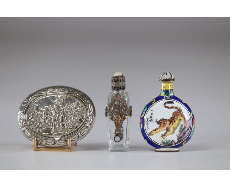 Showcase objects set of 3pc a silver box, Chinese snuffbox and salt flaskSizes: Boite L=65mm l=55mm Tabatiere H=65mm Flacon H