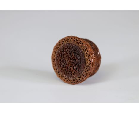 finely carved corozo boxSizes: L=55mm ; H=30mmWeight (K): 0.029kg