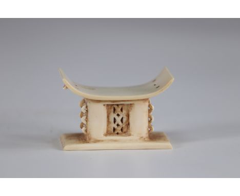 Miniature achanti chair early 20th centurySizes: H=40mm L=55mm l=35mmWeight (K): 0.036kg
