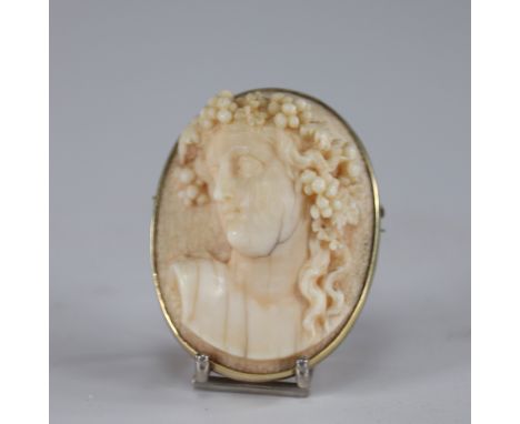 Brooch mounted on gold carved bust 18thSizes: H=50mm L=40mmWeight (K): 0.030kg