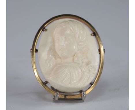 Brooch mounted on gold bust of a young woman carved in ivorySizes: H=60mm L=45mmWeight (K): 0.030kg