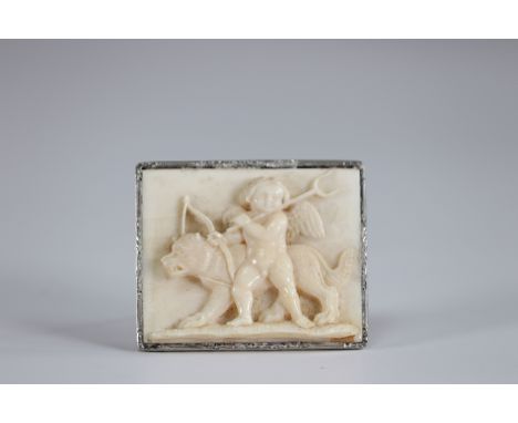 Brooch decorated with an 18th century sculptureSizes: L=50mm l=40mmWeight (K): 0.017kg