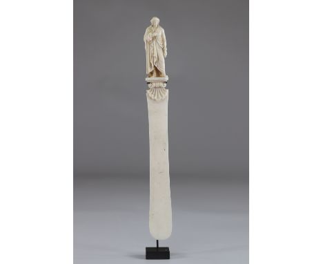 Opener finely carved letters of a character in the ancient Dieppe 19thSizes: H=280mm L=30mmWeight (K): 0.135kg