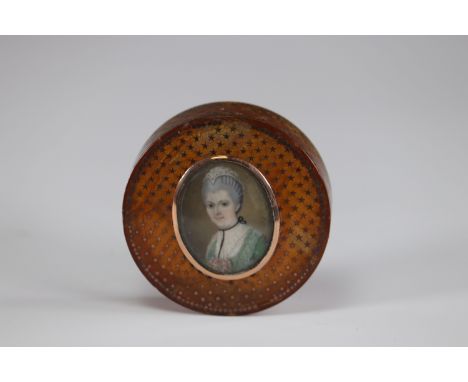 blond tortoiseshell box decorated with an 18th century miniatureSizes: D=60mmWeight (K): 0.034kg