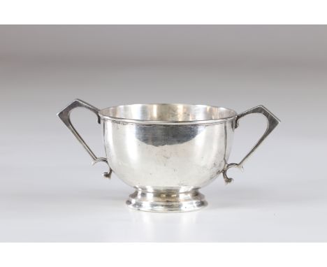 Silver cup, English hallmarksSizes: H=90mm L=170mmWeight (K): 0.203kg