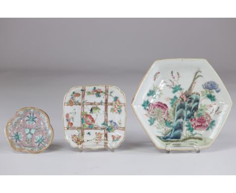 China set of 3 flat porcelain from the famille rose 19th centurySizes: D= 170mm 130mm et 80mmWeight (K): 0.530kg