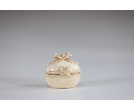 covered box carved floral decorationSizes: H=50mm L=50mmWeight (K): 0.044kg